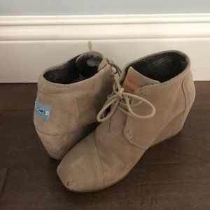 TOMS Desert Wedge Taupe Size 6W.